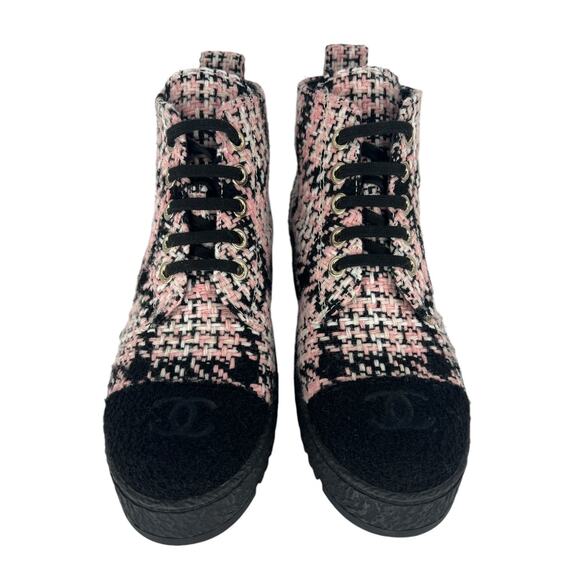 Chanel 2021 Interlocking CC Logo Cap Toe Tweed Boots - Picture 9 of 16